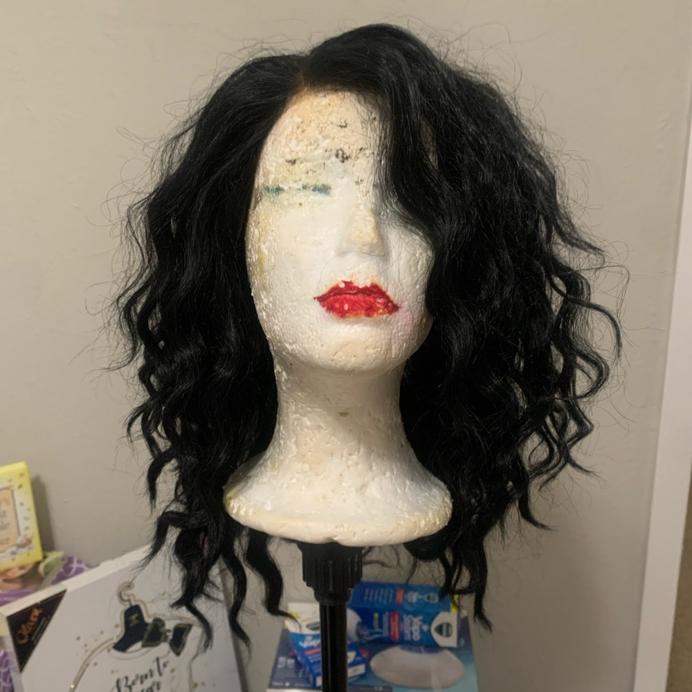 Short curly wig